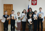 Торжественное вручение дипломов и памятных подарков участникам детского конкурса рисунков «Дети рисуют победу» и конкурса детских чтецов «Забвению не подлежит».